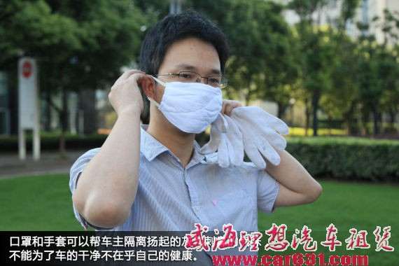 爱车成为“小清心” 发动机舱清洁作业