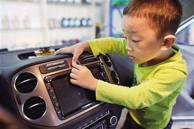 按喇叭打双闪 孩子被困车内如何自救最好-威海理想租车 按喇叭打双闪 孩子被困车内如何自救最好-威海理想租车
