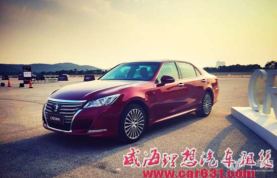 试驾丰田皇冠2.5 V6 说它是家用首选你信吗