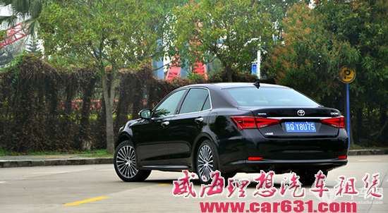 试驾丰田皇冠2.5 V6 说它是家用首选你信吗