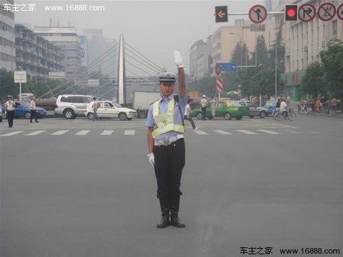 你都能看懂吗？ 交通警察手势信号简析