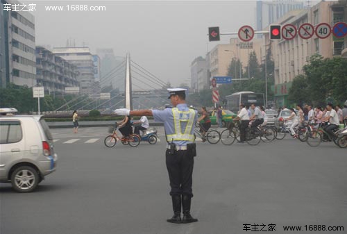 你都能看懂吗？ 交通警察手势信号简析