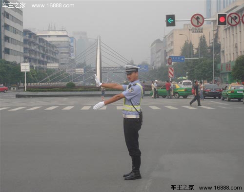 你都能看懂吗？ 交通警察手势信号简析