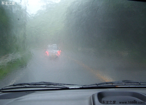 开雾灯减速慢行 支招雨雾天气驾驶技巧