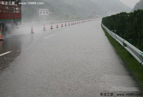 雨天行车危险系数较大 控制车速开灯行驶