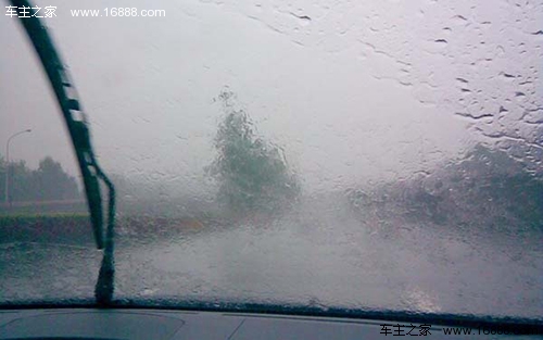 雨天行车危险系数较大 控制车速开灯行驶