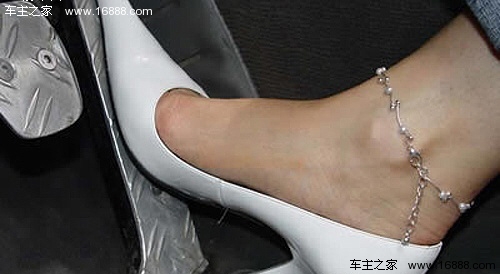 离方向盘过近 女驾驶者的6点驾车注意事项