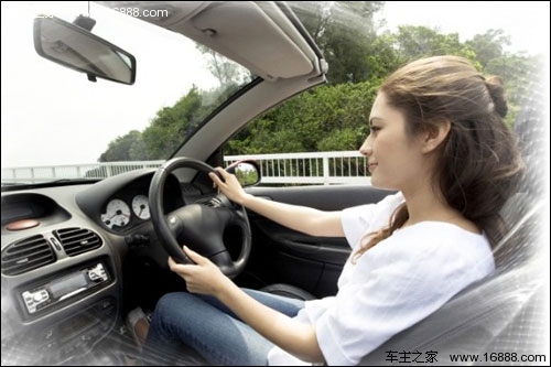 离方向盘过近 女驾驶者的6点驾车注意事项